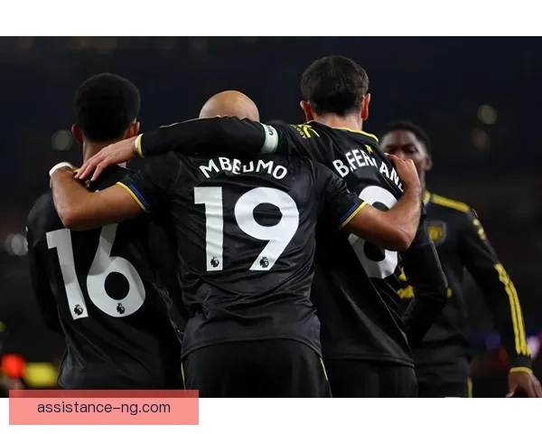 曼联绝杀逆转切尔西登顶英超积分榜引爆全场球迷热议争冠形势再起波澜